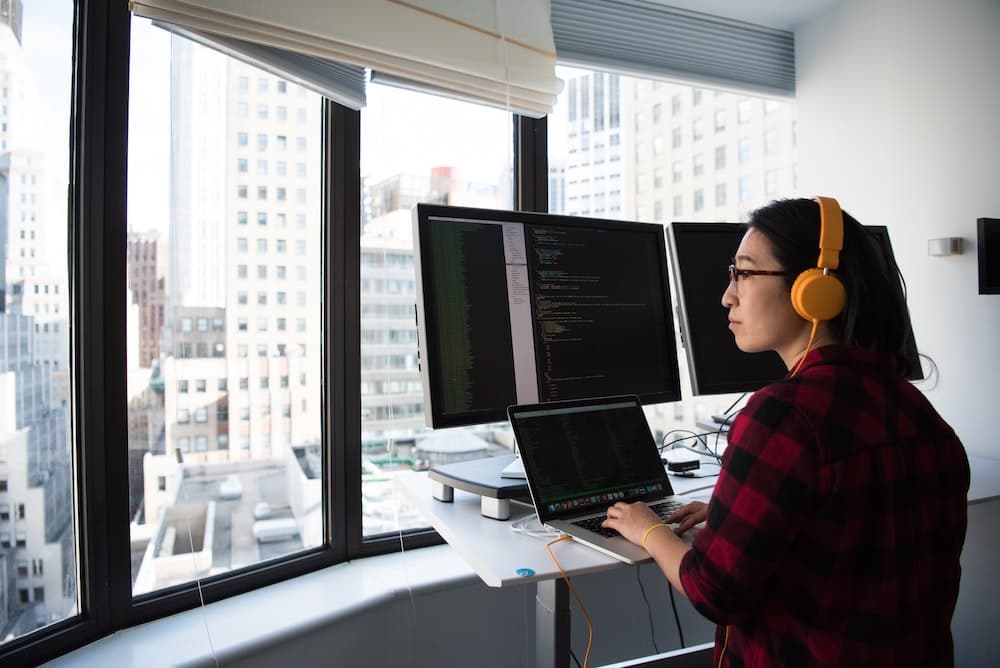 woman-sitting-while-operating-macbook-pro-1181676 (1)