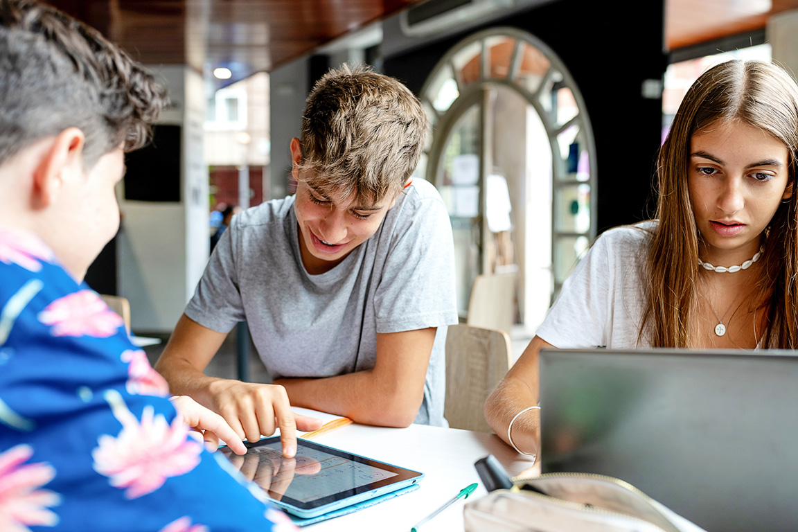 Synchronous vs. Asynchronous Learning: What's the Difference and How to ...